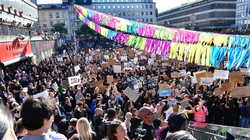 Protest på Sergels torg i Stockholm i juni 2020 mot polismordet på George Floyd i USA. Foto: Jonas Ekströmer/TT.