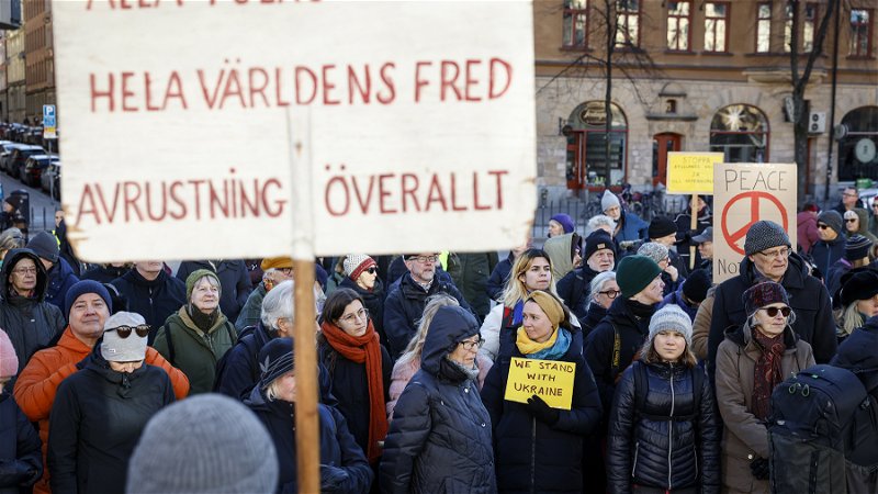 Greta Thunberg demonstrerar tillsammans med Svenska Freds 
mot Rysslands krig. Foto: Fredrik Persson/TT.