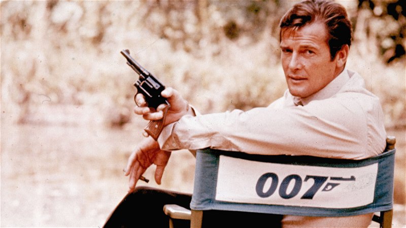 Skådespelaren Roger Moore gestaltade James Bond i flera filmer. Här vid en inspelning 1972. Foto: AP. 