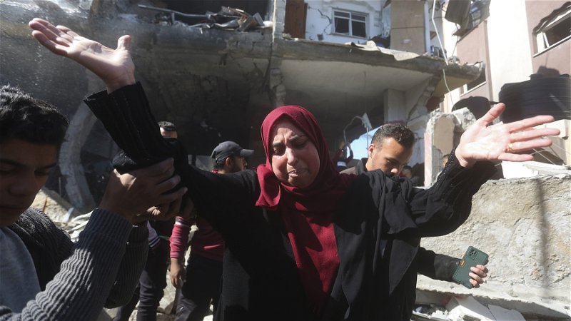 En kvinna gråter efter att en raketattack mot Shaheen-familjen ödelagt ett hus i Rafah i södra Gaza den 24 februari. Foto:   Hatem Ali/AP.
