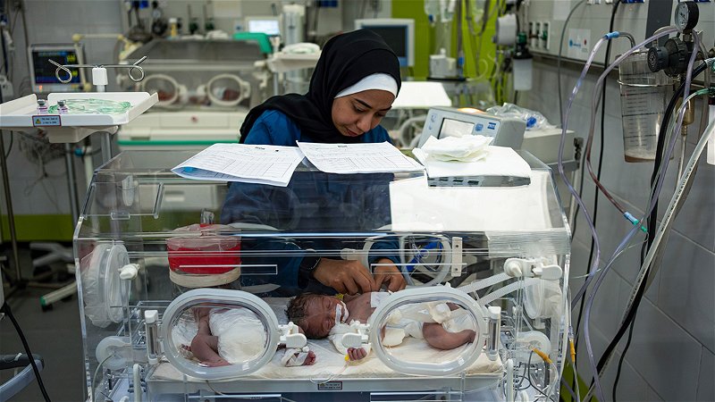 En sjuksköterska i Rafah tar hand om för tidigt födda bebisar. Sexton spädbarn har dött i Gaza av undernäring under de senaste veckorna. Foto: Fatima Shbair/AP.