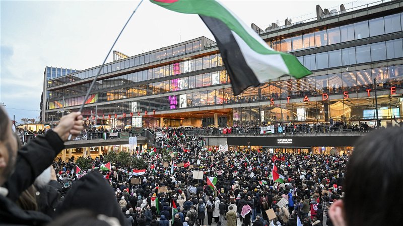 Palestinarörelsen demonstrerar på Sergels torg i Stockholm efter Israels invasion av Gaza i oktober. Foto: Pontus Lundahl / TT.