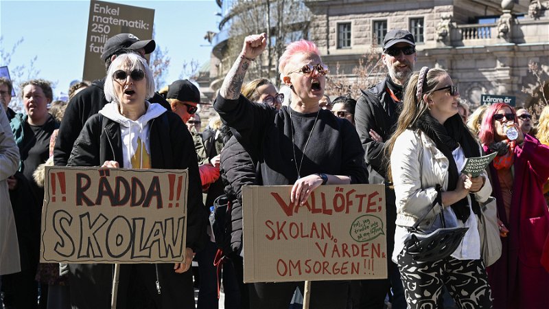 Sveriges Lärare demonstrerar mot 
skolnedskärningar utanför riksdagen. Foto: Anders Wiklund/TT.