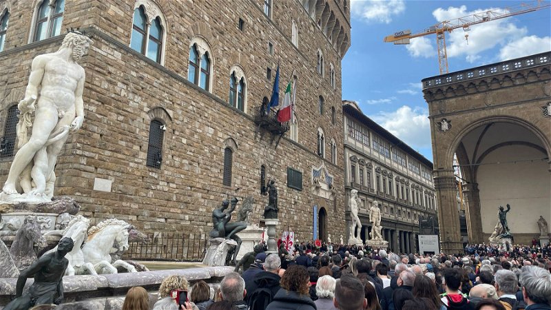 Stefano Massimi läser upp författaren Antonio Scuratis monolog utanför Palazzo Vecchio i Florens på befrielsedagen den 25 april. Foto: Jonas Elvander.