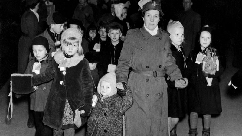 Finska krigsbarn anländer till Stockholm den 19 februari 1944. Foto: TT. 