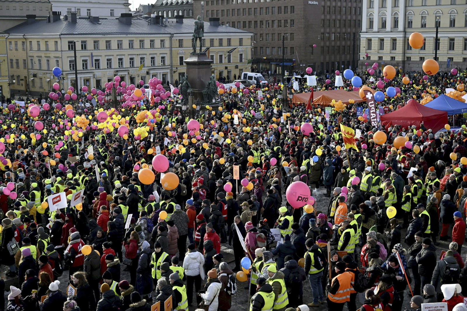 Finska arbetare pausar strejk