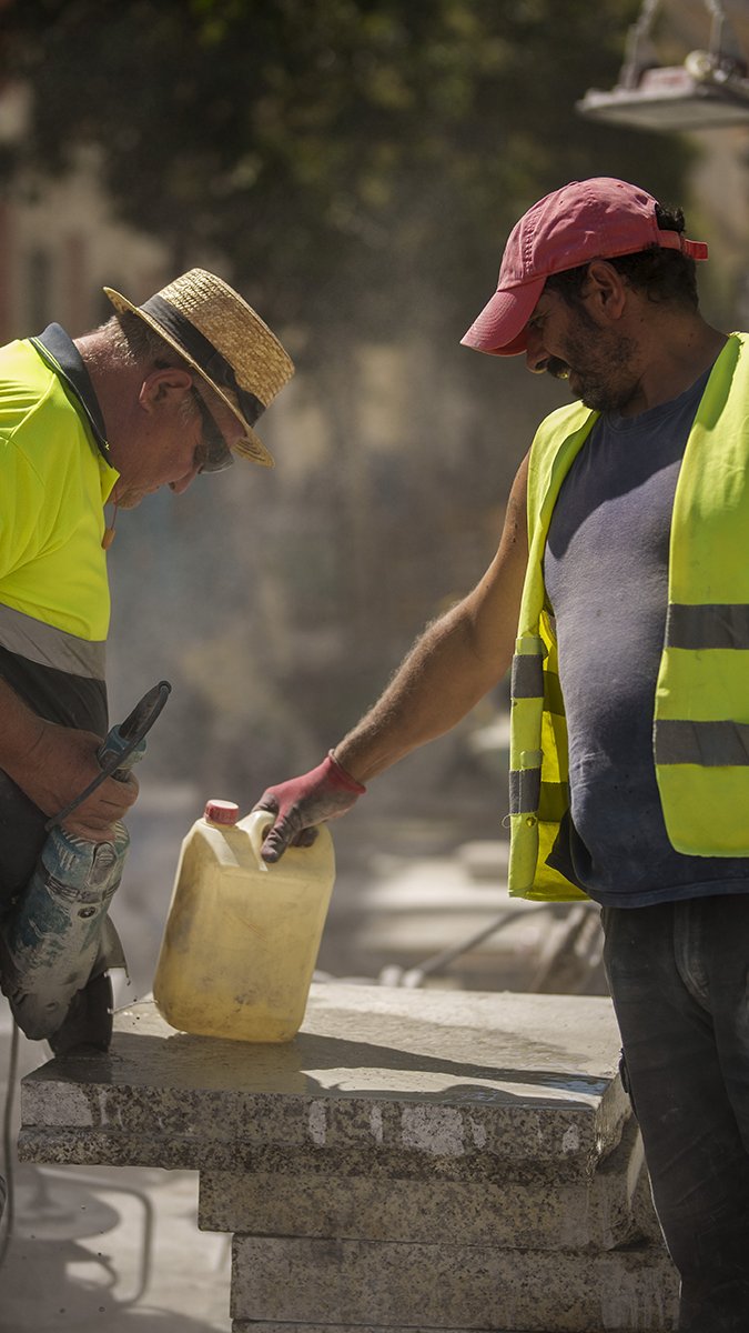 Två byggarbetare förbereder sig på Spaniens andra värmebölja, den 10 juli 2023. Foto: Manu Fernandez/AP.