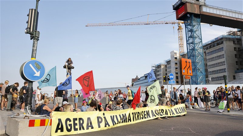 Klimataktivister från organisationen Extinction Rebellion har upprättat en vägspärr vid Slussen i Stockholm som en manifestation för klimatet inför valet 2022. Foto: Christine Olsson/TT.