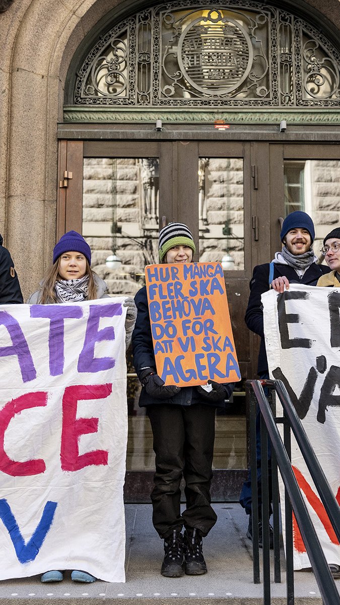 Unga klimataktivister demonstrerar framför riksdagen. Foto: Christine Olsson/TT.