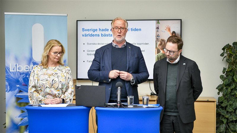Lotta Edholm, Johan Pehrson och Fredrik Malm vid presskonferensen. Foto: Samuel Steén / TT.