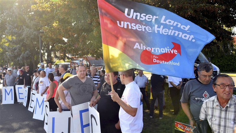 Aktivister från Alternativ för Tyskland samlas i Bitterfeld i östra Tyskland sommaren 2017. Foto: Hendrik Schmidt/AP.