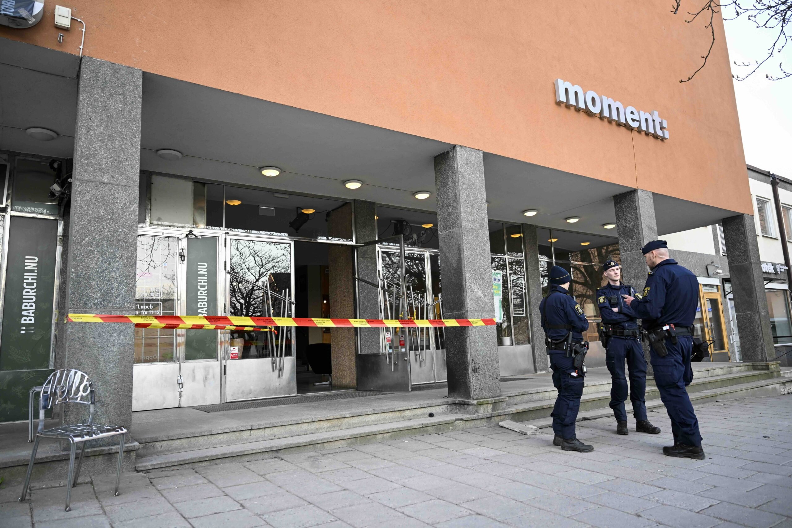 Räddningstjänst, ambulans och polis är på plats i Gubbängen efter attacken. Foto: Fredrik Sandberg/TT.