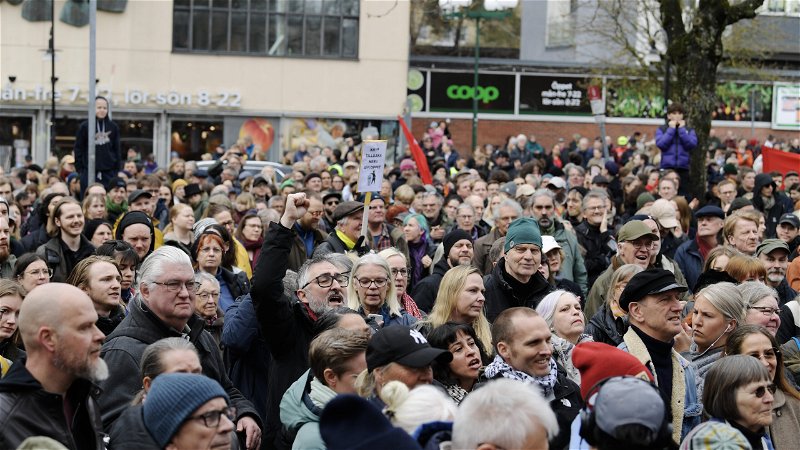 Ett tusental stockholmare samlades på Gubbängens torg under lördagen för att protestera mot rasismen. Foto: Oscar Olsson/TT.