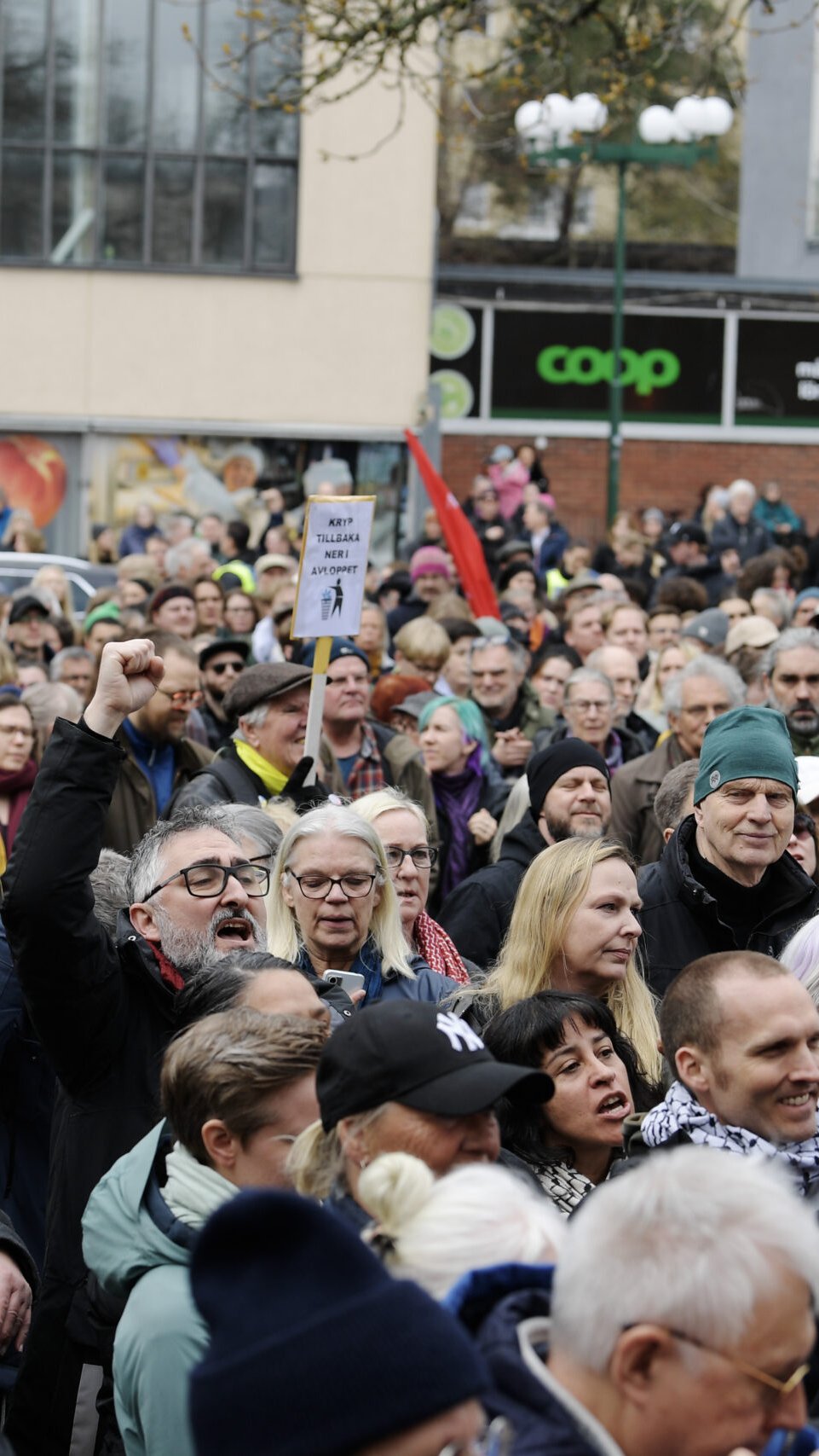 Ett tusental stockholmare samlades på Gubbängens torg under lördagen för att protestera mot rasismen. Foto: Oscar Olsson/TT.