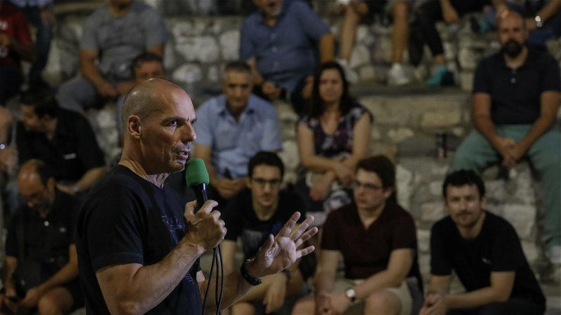 Jannis Varoufakis talar i Atenförorten Nikea inför det grekiska valet 2019. Foto: Petros Giannakouris/AP.