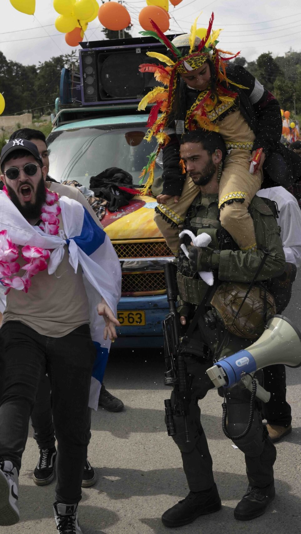 En israelisk soldat iförd kostym vid ett högtidsfirande organiserat av bosättare på Västbanken. Foto: AP Photo/Leo Correa.