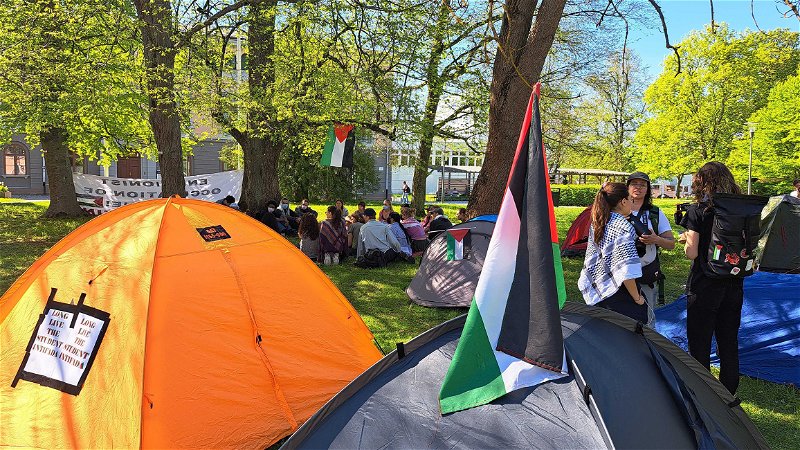 Demonstranter har slagit läger vid Stockholms universitet för att kräva att universitetet avbryter sina samarbeten med Israel. Foto: Peter Eriksson.