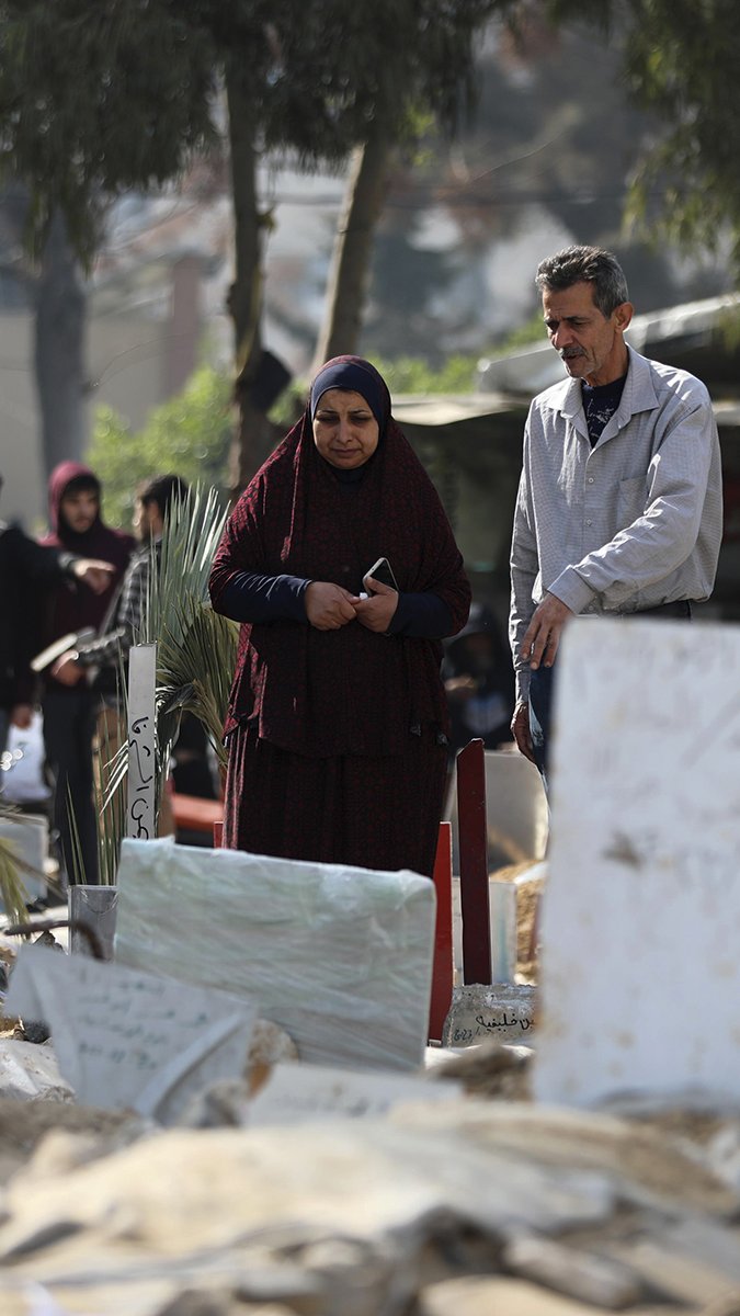 Palestinier sörjer vid gravar som rests för bomboffer och människor som hittats i jorden under sjukhuset al-Shifa i Gaza. Foto: Mohammed Hajjar/AP.