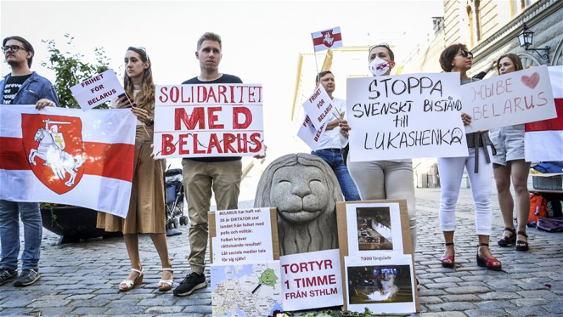 Även i Sverige protesterades det mot det riggade belarusiska valet i augusti 2020. Foto: Fredrik Sandberg/TT.