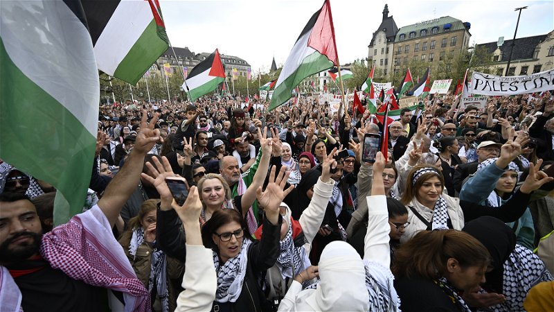 Enligt polisen deltog 10 000 i demonstrationerna på Möllevångstorget i Malmö den 11 maj. Foto: Johan Nilsson/TT.