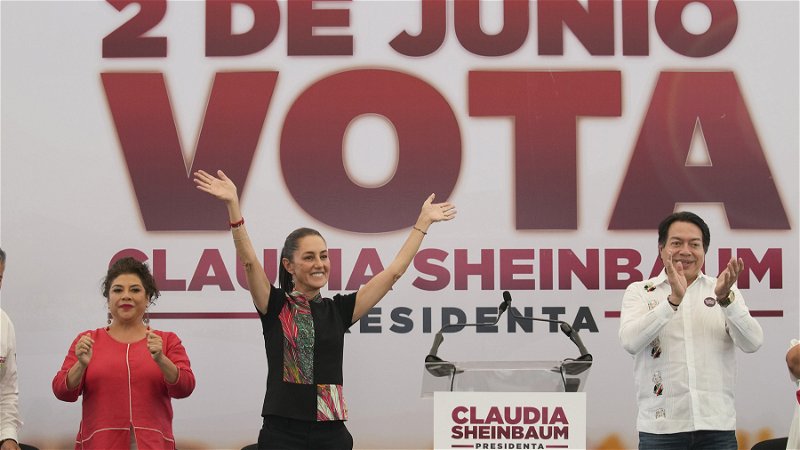 Socialisten Claudia Sheinbaum (mitten) kommer med stor sannolikhet att bli Mexikos första kvinnliga president. Foto: Marco Ugarte/AP.
