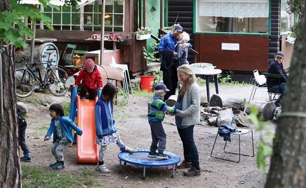 Brand i känd antifascists kulturkafé