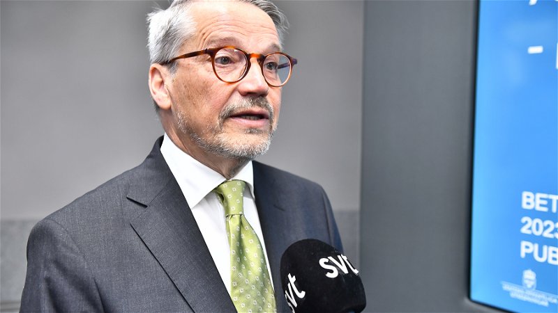 Kommitténs ordförande Göran Hägglund lämnar betänkandet om public service till kulturministern den 13 maj. Foto: Samuel Steén/TT.