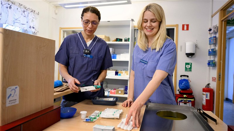 Elin Holmen och Maria Schütt jobbar med ett naloxonprogram för sprututbyte på S:t Görans sjukhus i Stockholm. Foto: Jessica Gow/TT.
