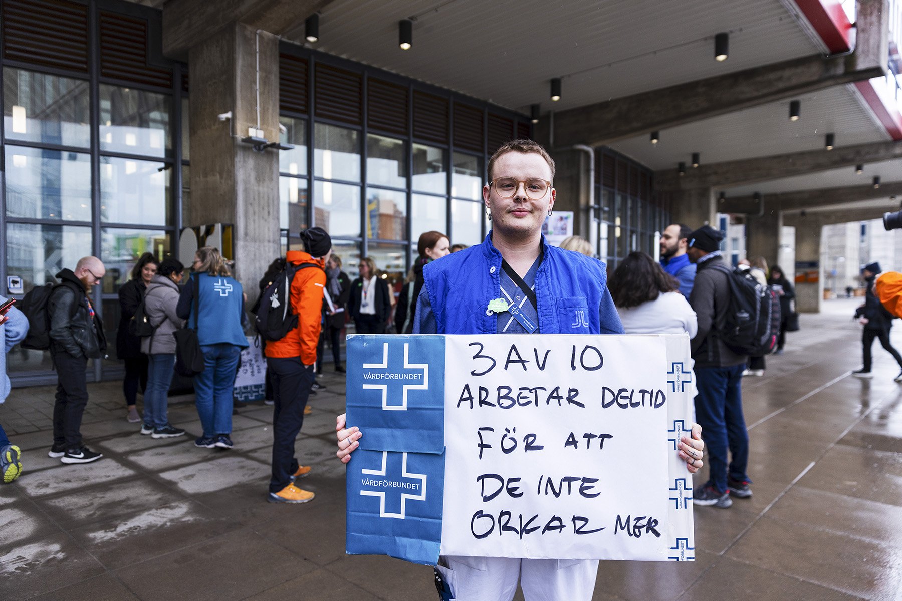 Hannes Vikberg protesterar utanför Karolinska sjukhuset i Huddinge, den 25 april 2024. Foto: Caisa Rasmussen/TT.
