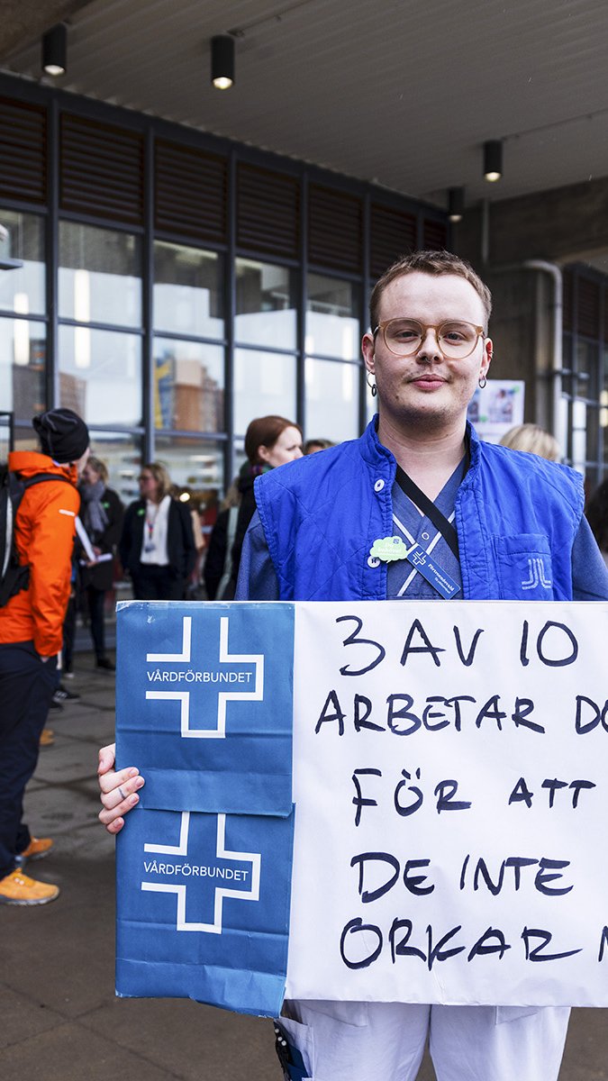 Hannes Vikberg protesterar utanför Karolinska sjukhuset i Huddinge, den 25 april 2024. Foto: Caisa Rasmussen/TT.