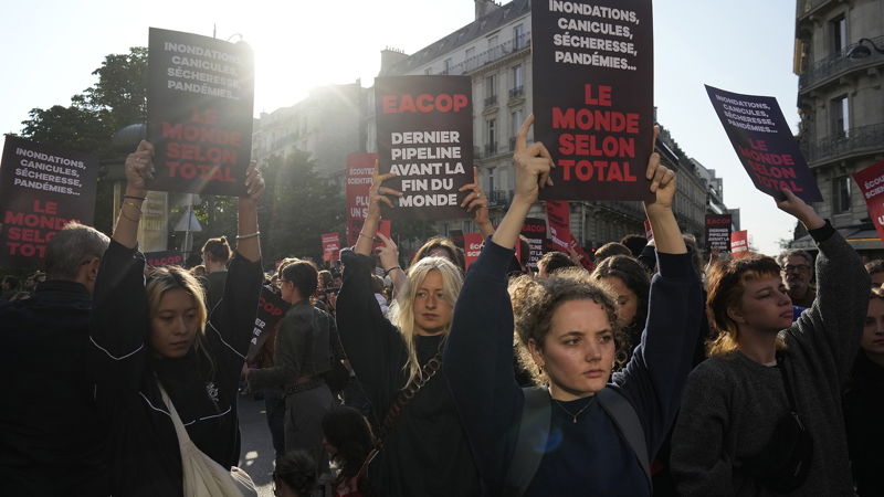 Klimataktivister protesterar framför franska oljegiganten Total Energies kontor den 26 maj 2023. Foto: Thibault Camus/AP.