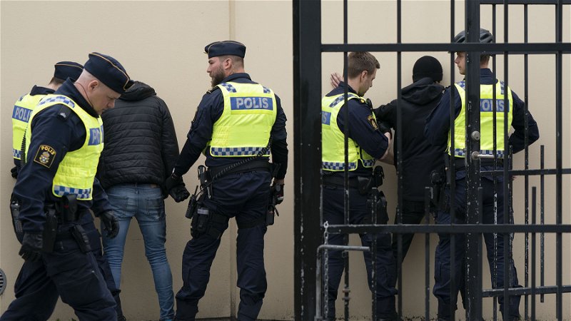 Poliser visiterar demonstranter i Malmö 2019. Foto: Johan Nilsson/TT.