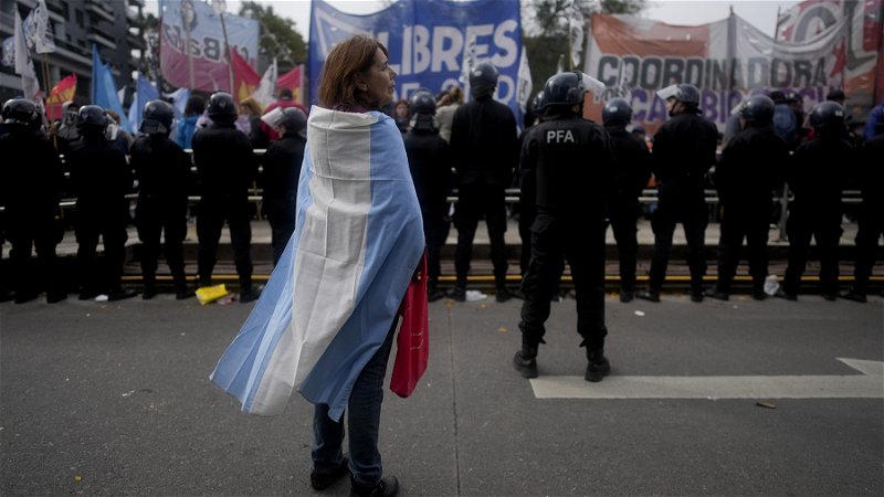 Argentinas högerstyre riktar in sig på landets civilsamhälle. Foto: Natacha Pisarenko/AP.