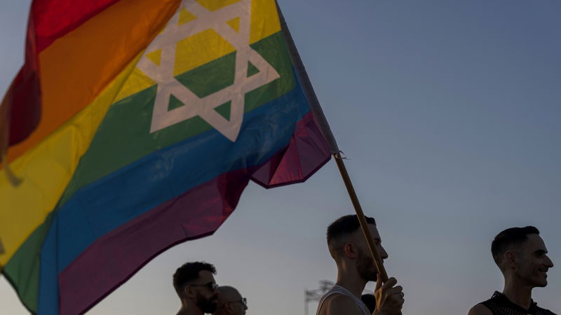Deltagare vid en Pridemarsch i Tel Aviv. Den sedvanliga regnbågsparaden har i år ersatts med en mindre marsch. Foto: Ariel Schalit/AP.