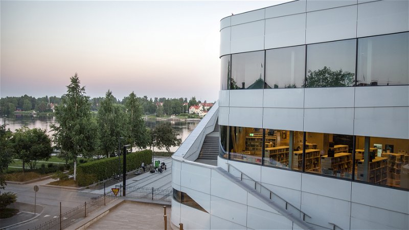 Kulturhuset Väven i Umeå invigdes 2014 och huserar bibliotek, hotell och restauranger – men har också varit föremål för hård kritik. Foto: Helena Landstedt / TT.