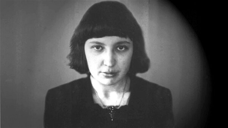 Poeten Marina Tsvetajeva föddes i Ryssland, levde i Paris och dog i Sovjetunionen.
