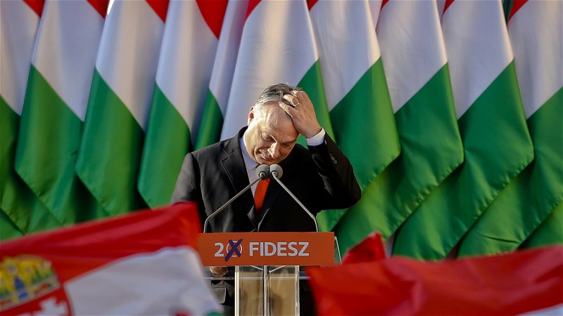 Viktor Orbán drömmer om att göra Ungern stort igen. Foto: Darko Vojinovic/AP.