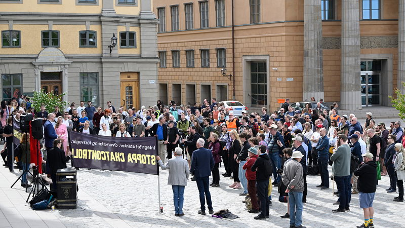 Demonstration mot massövervakningsförslaget Chat Control 2.0 på Mynttorget i Stockholm. Foto: Henrik Montgomery / TT