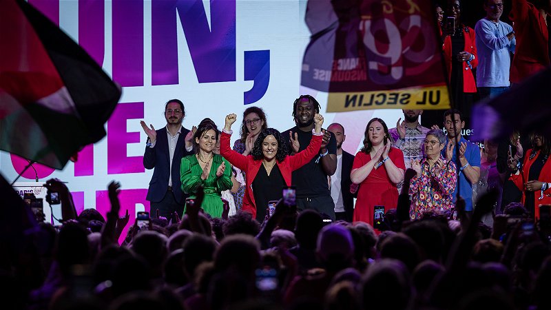 Manon Aubry jublar vid ett valmöte den 25 maj. Hennes parti Okuvade Frankrike är ett av de största partierna i den nya vänsteralliansen. Foto: Aurelien Morissard/AP.
