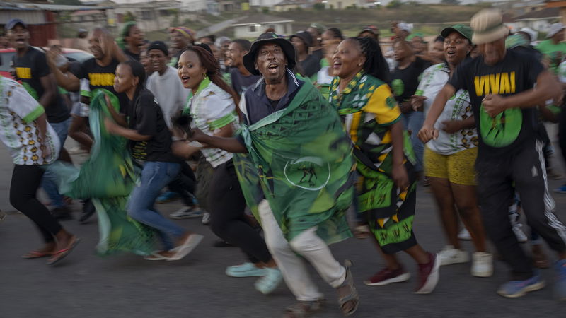 Anhängare till det nya oppositionspartiet MK firar valresultatet den 30 maj i byn Mahlbnathini i KwaZulu-Natal-regionen. Foto: Emilio Morenatti/AP.