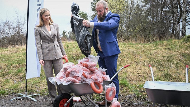 Att politikerna låter som papegojor har lämnat plats för falukorvspopulisterna Jan Emanuel Johansson och Sara Skyttedal. 
Foto: Jonas Ekströmer/TT.