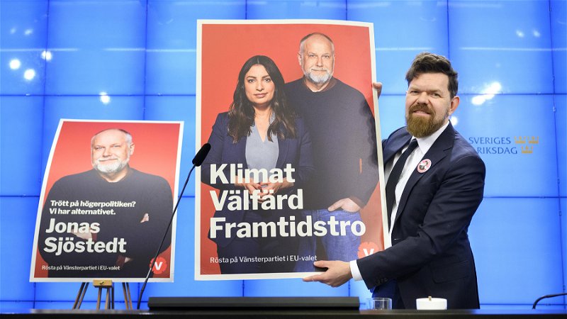 V:s partisekreterare Aron Etzler presenterar affischerna till Europaparlamentsvalet, med toppkandidaten Jonas Sjöstedt och partiledaren Nooshi Dadgostar. Foto: Jessica Gow/TT.