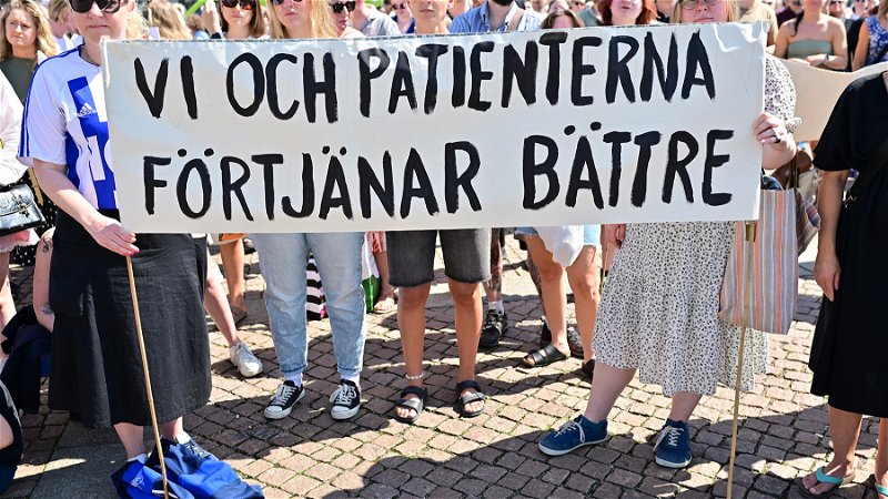 Demonstrationer vid Vårdförbundets demonstration för kortare arbetstid på Gustaf Adolfs torg i Göteborg, lördagen den 1 juni 2024. Foto: Björn Larsson Rosvall/TT.