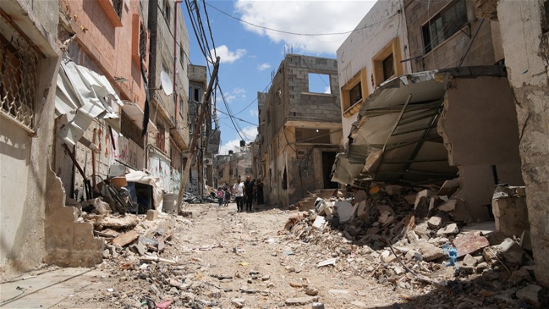 En förstörd gata i Tulkarem 
dagen efter ett israeliskt flyganfall. Foto: Florian Elabdi.