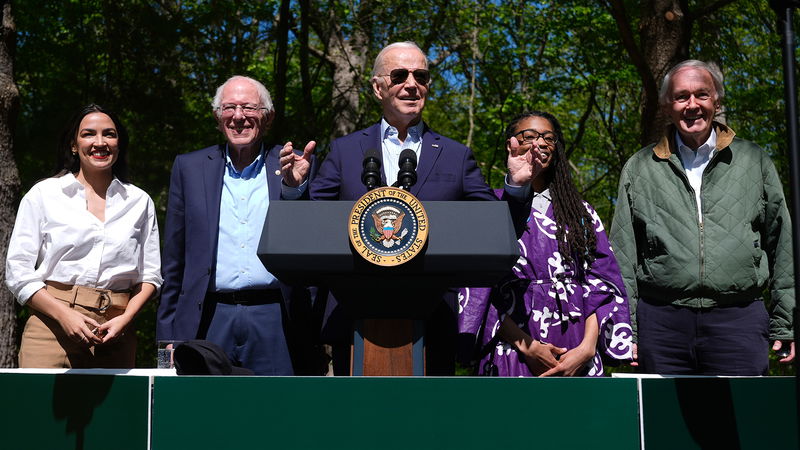 Kongressledamoten Alexandria Ocasio-Cortez och senatorn Bernie Sanders står bredvid president Joe Biden när han utlovar en ny
satsning på solenergi och miljöskydd den 22 april. Foto: Manuel Balce Ceneta/AP.