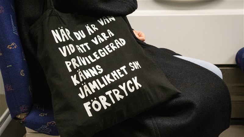 Tygpåse i tunnelbanan med ett jämlikhetsbudskap. Foto: Helena Landstedt/TT.