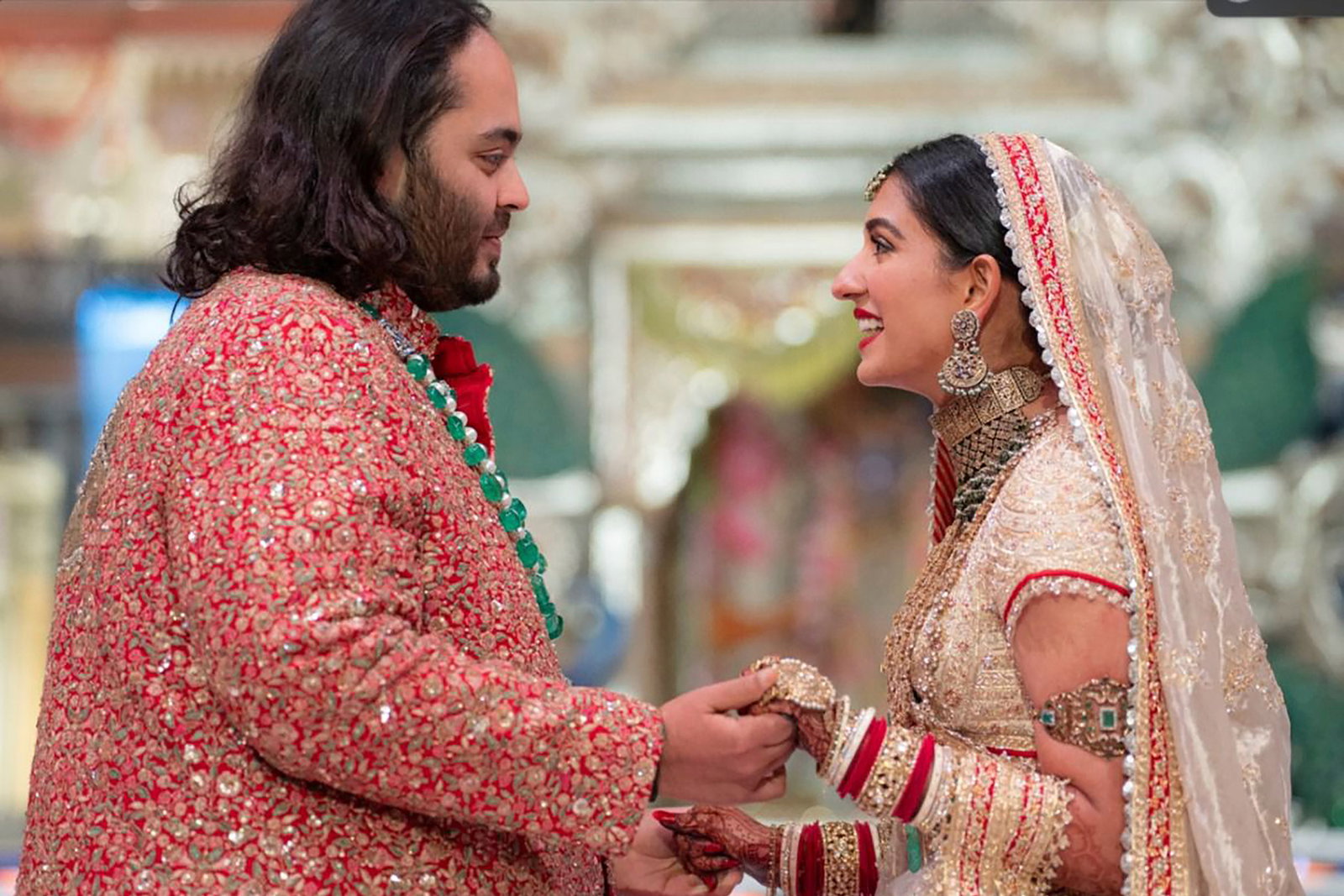 Hör ni de stiliga stöveltrampen från Bollywood?