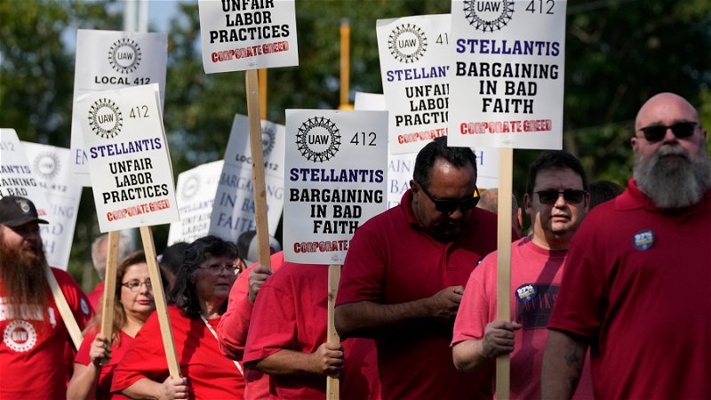 Medlemmar i facket United Auto Workers strejkar i Michigan i september 2023. Foto: Carlos Osorio/AP.