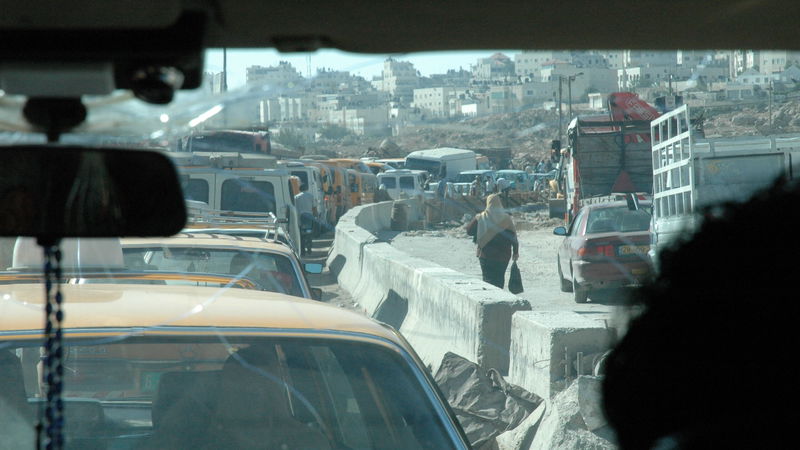 Bilar köar vid gränsövergången Qalandiya år 2004. Tjugo år senare behöver palestinier fortfarande köa länge för att resa mellan Ramallah och Jerusalem. Foto: Justin McIntosh/Wikimedia.