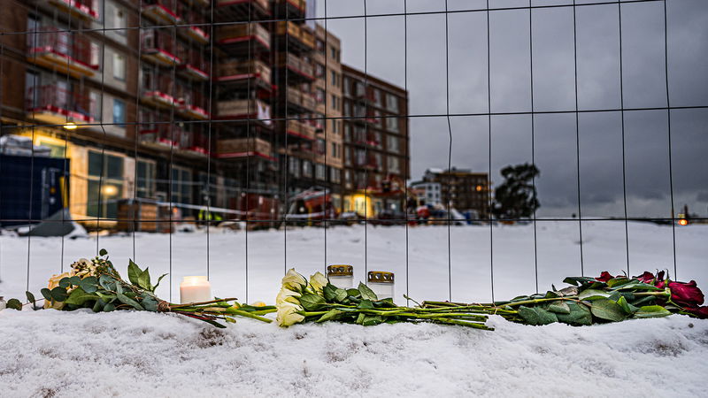 Blommor har lagts ner vid olycksplatsen i Ursvik i Sundbyberg där fem män omkom i en hissolycka. Foto: Magnus Lejhall/TT.